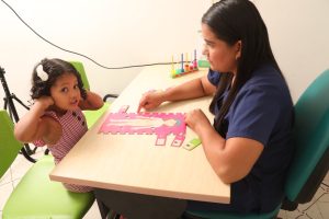 Niña en consulta de psicología con profesional