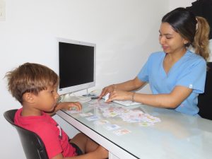 Niño en consulta de psicología con profesional